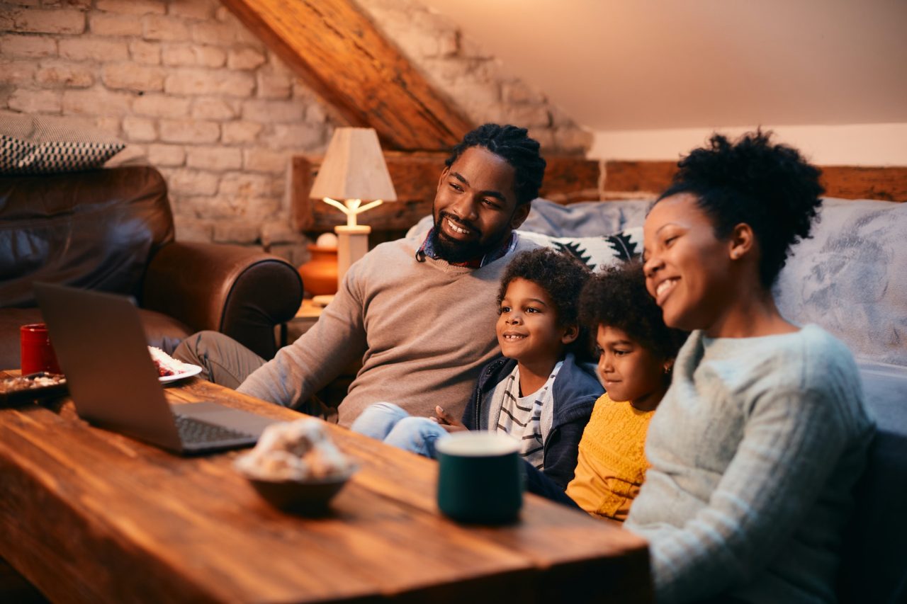Support agent answering an IPTV setup question by message